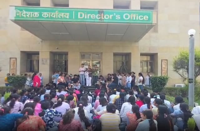 MBBS छात्राएं छेड़छाड़ की लगातार दो घटनाओं से नाराज, निदेशक कार्यालय के बाहर धरने पर बैठीं