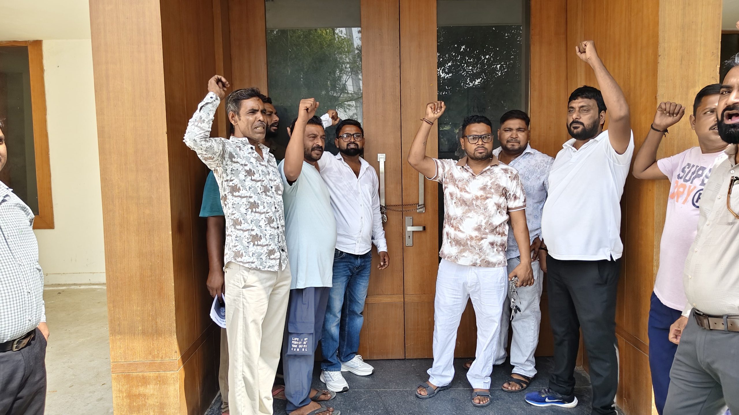 हिसार में सफाई कर्मचारियों की हड़ताल 13वें दिन भी जारी, नगर निगम कार्यालय पर जड़ा ताला