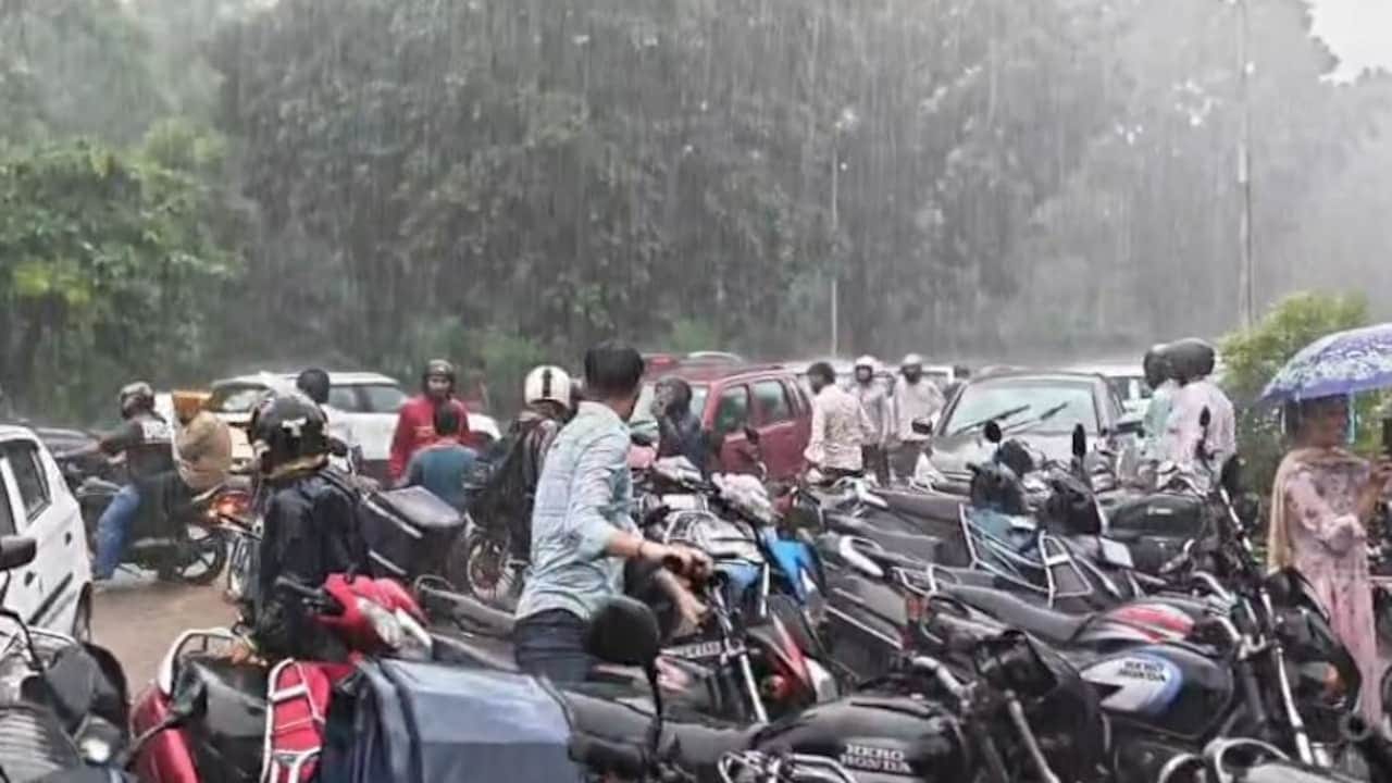 चंडीगढ़ में ‘पेट्रोल लंगर’ में मची अफरातफरी, भारी बारिश के बीच उमड़ी भीड़; पुलिस ने संभाला मोर्चा