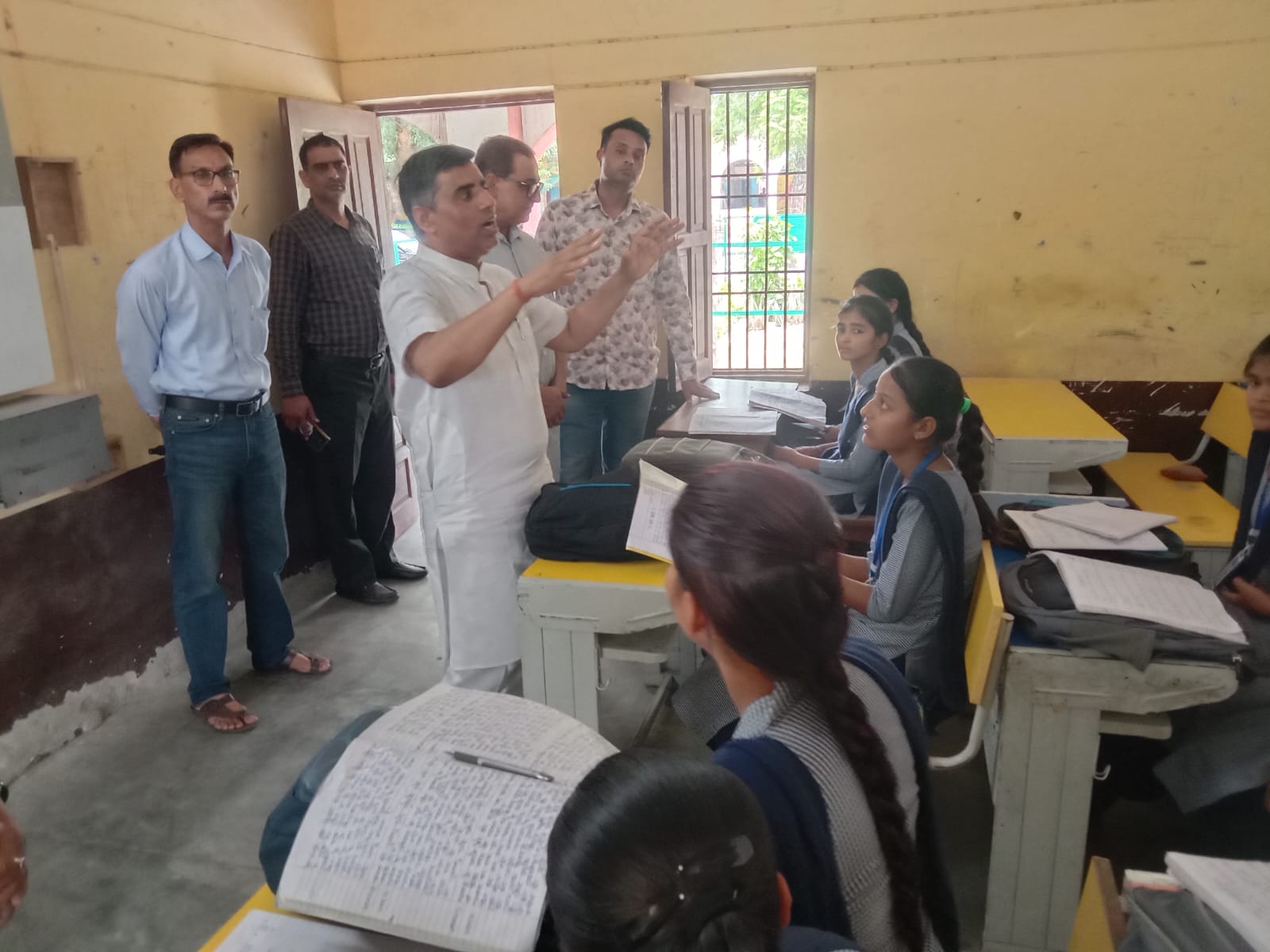 शिक्षा मंत्री महीपाल ढांडा ने पीएम श्री स्कूल का किया औचक निरीक्षण, विद्यार्थियों से किया सीधा संवाद
