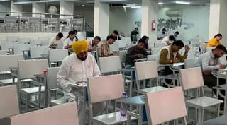 चन्नी का दिखा अलग अंदाज, सुरक्षा घेरे से अलग छात्रों के बीच बैठकर दिया परीक्षा