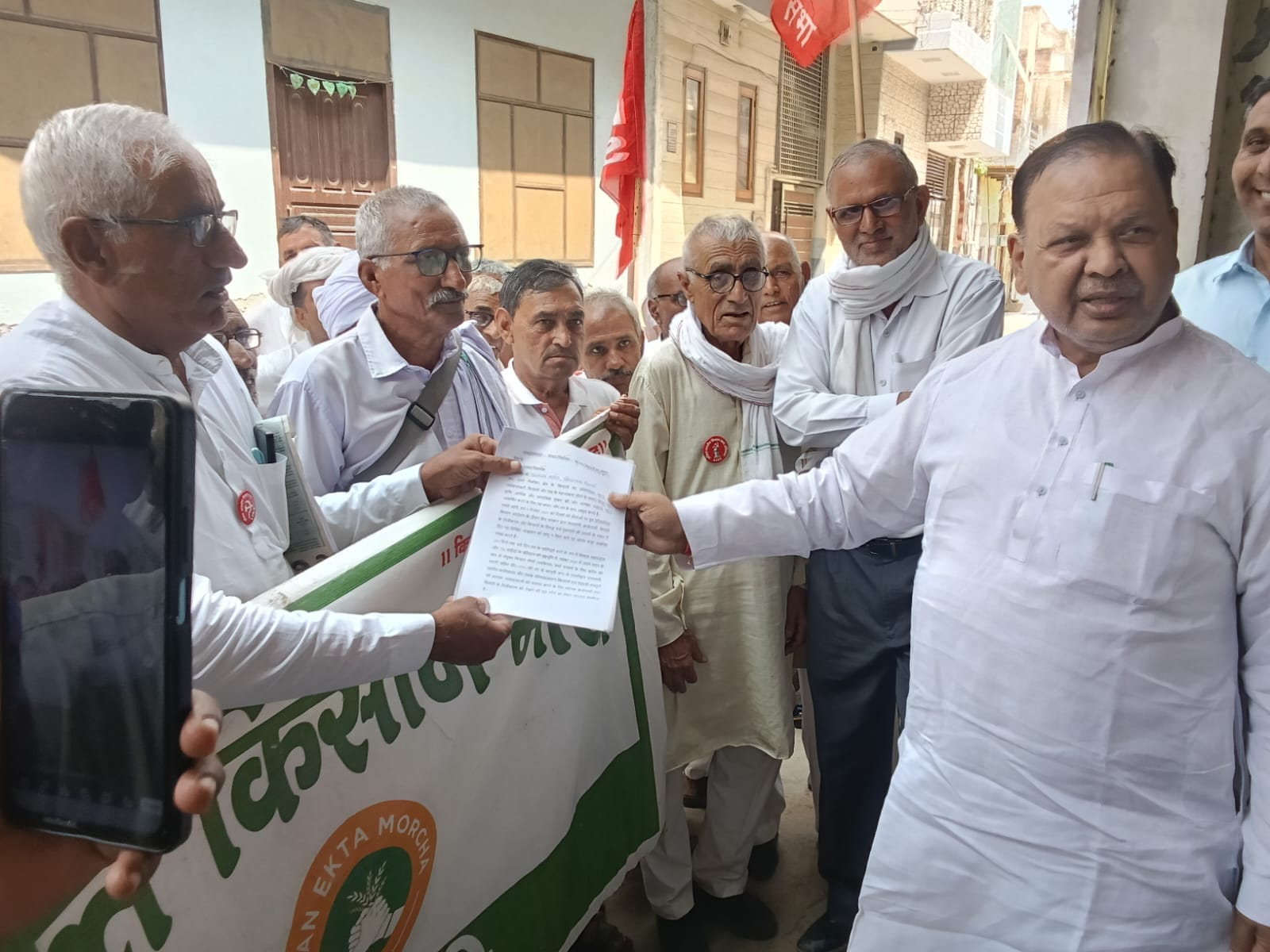 भिवानी में संयुक्त किसान मोर्चा का हल्लाबोल, सांसद-विधायकों के कैंप ऑफिस पर प्रदर्शन; 26 नवंबर को दिल्ली कूच की चेतावनी