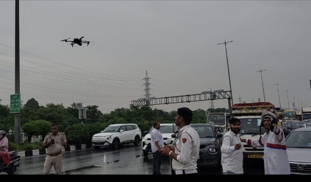 बारिश में गुरुग्राम ट्रैफिक पुलिस की ‘तीसरी आंख’ बना ड्रोन, आसमान से जलभराव और ट्रैफिक पर रखी नजर