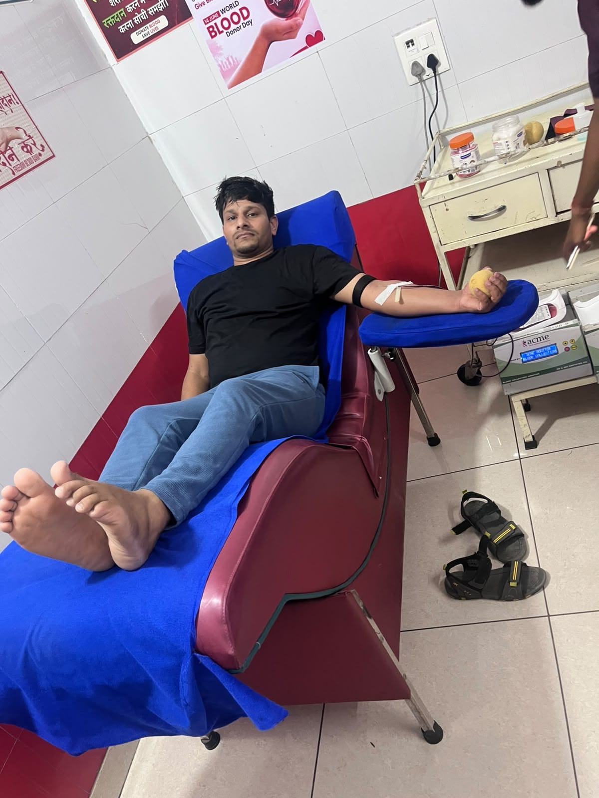 आपात स्थिति में दो युवाओं ने किया रक्तदान, मरीज की बचाई जान; मनोज और हेमंत ने पेश की इंसानियत की मिसाल