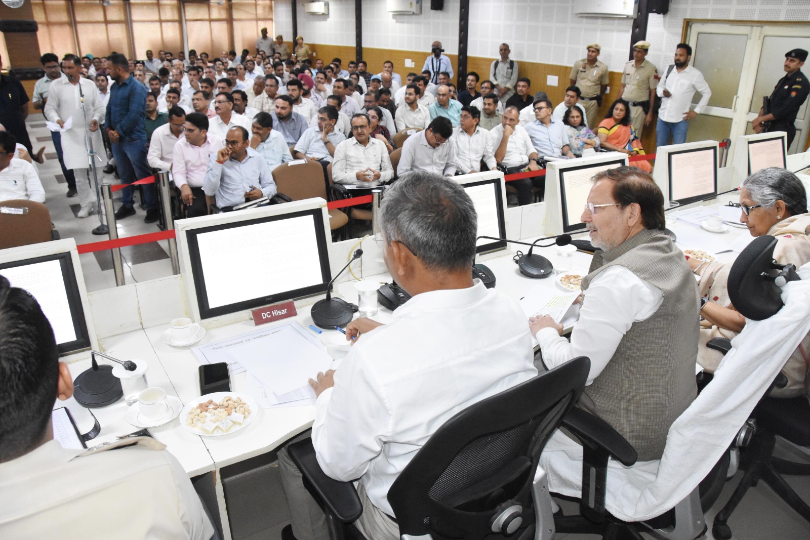 हिसार में जन परिवाद समिति की बैठक में मंत्री का बड़ा एक्शन, 15 में से 10 शिकायतों का मौके पर निपटारा