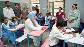 बच्चों के बीच क्लास में बेंच पर बैठे पंजाब विधानसभा स्पीकर, पढ़ाई और स्कूल की सुविधाओं पर की बातचीत