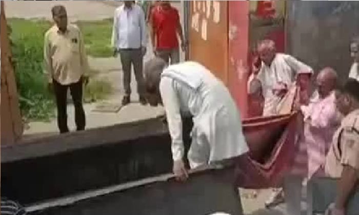 स्कूल परिसर में शिक्षक ने की खुदकुशी, सुबह क्लास लेने के बाद उठाया खौफनाक कदम; कारणों की जांच में जुटी पुलिस