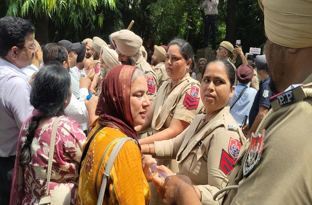 जालंधर में कर्मचारियों का फूटा गुस्सा! DC दफ्तर के बाहर पुलिस से धक्कामुक्की, दीवार फांदकर सड़क पर उतरे प्रदर्शनकारी