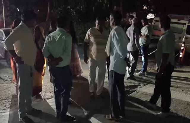 रिश्तों का खून! छोटे भाई ने बड़े भाई पर चलाई 3 गोलियां, पेट में लगी गोली; आरोपी फरार