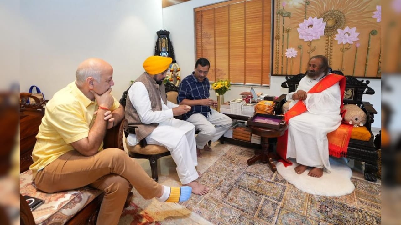 ‘आर्ट ऑफ लिविंग’ के 45 साल पूरे, बेंगलुरु पहुंचे भगवंत मान और केजरीवाल; गुरुदेव श्री श्री रविशंकर के साथ साझा किए आध्यात्मिक अनुभव