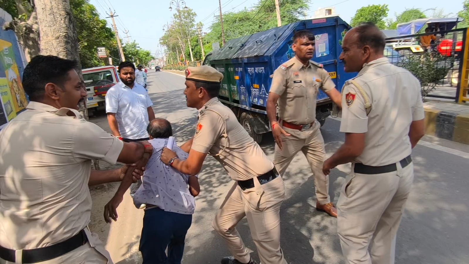 हिसार में सफाई कर्मचारियों और पुलिस में टकराव! डोर-टू-डोर कूड़ा वाहनों को रोकने पर धक्का-मुक्की, 35-40 कर्मचारी डिटेन