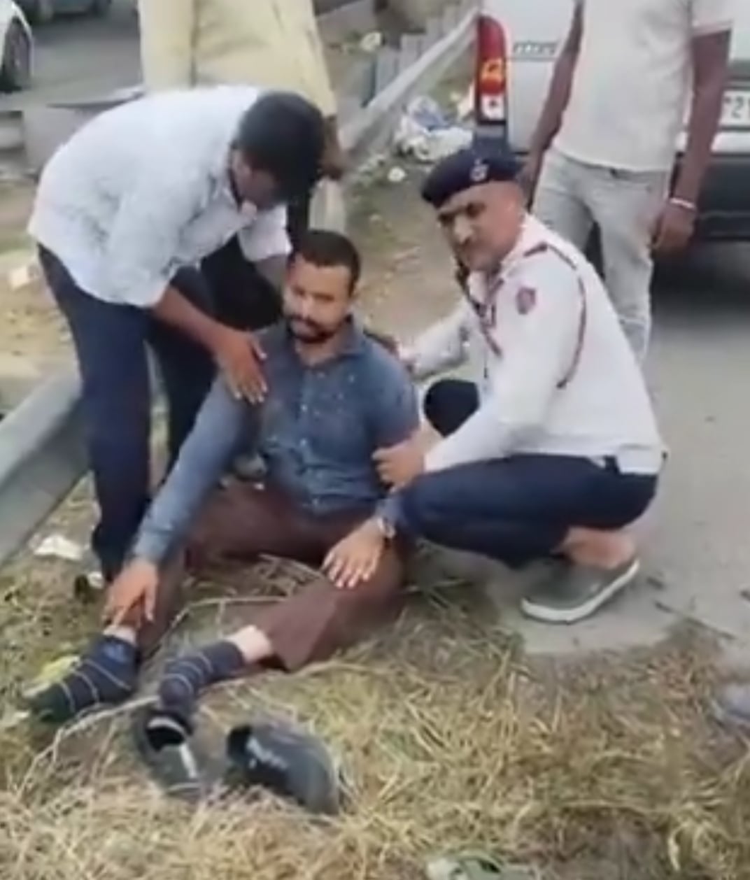 खाकी बनी जीवन रक्षक: गुरुग्राम में ASI महेंद्र ने CPR देकर बचाई व्यक्ति की जान, VIDEO वायरल