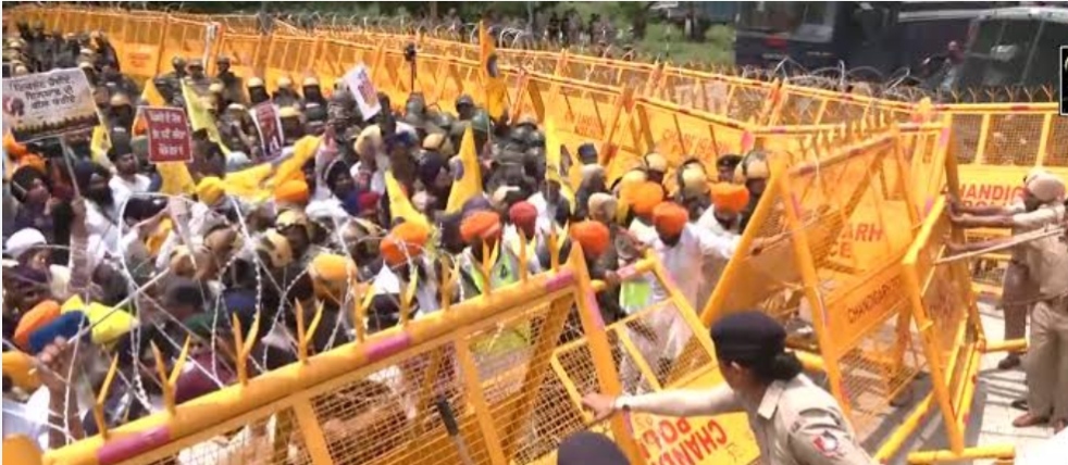 DA को लेकर पंजाब में कर्मचारियों का फूटा गुस्सा, चंडीगढ़ में उग्र प्रदर्शन; बैरिकेडिंग तोड़ने पर पुलिस ने चलाया वॉटर कैनन