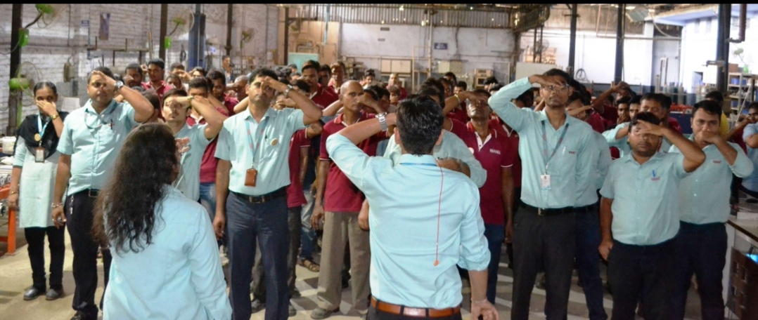 हरियाणा की फैक्ट्रियों में अब रोज बजेगा 5 मिनट का ‘योग अलार्म’, 50 कर्मचारियों पर एक प्रशिक्षित योग साथी