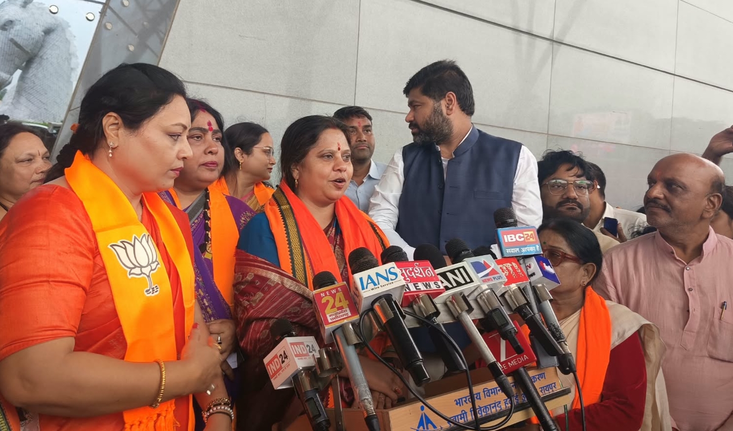 भाजपा महिला मोर्चा की राष्ट्रीय अध्यक्ष बनने के बाद पहली बार छत्तीसगढ़ पहुंचीं सांसद रूपकुमारी चौधरी, कहा – BJP में सामान्य कार्यकर्ता भी बन सकता है राष्ट्रीय अध्यक्ष