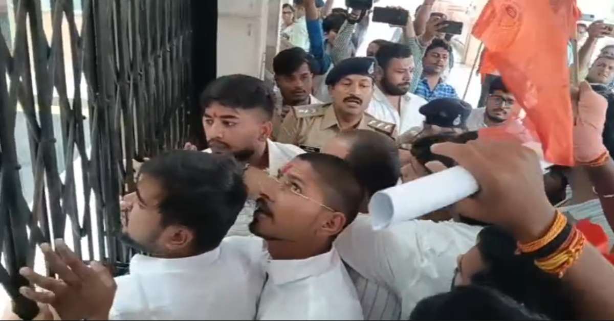 बैरिकेड्स तोड़ कलेक्टर दफ्तर में घुसे ABVP कार्यकर्ता! इंदौर के कॉलेजों की बदहाली पर फूटा गुस्सा; दी ये बड़ी चेतावनी