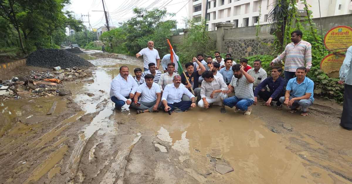 इंदौर में सड़क के गड्ढे में नहीं, कीचड़ में बैठी कांग्रेस! BJP पार्षद के वार्ड में प्रदर्शन, 5 दिन का अल्टीमेटम