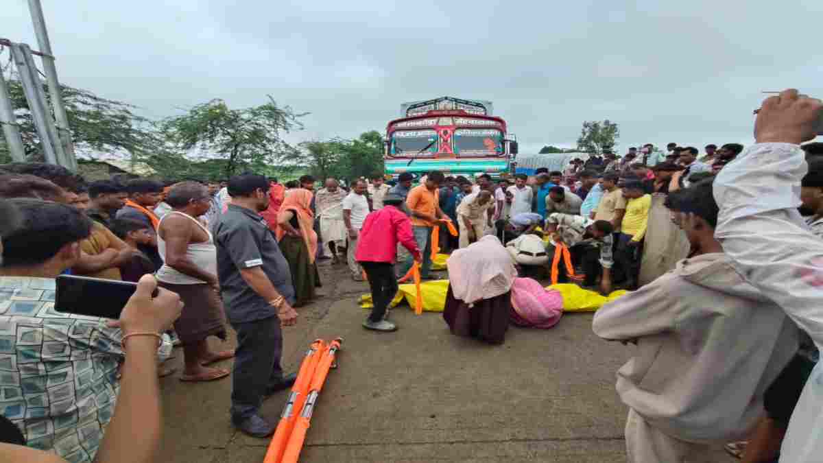 तेज रफ्तार ट्रक का कहर: बाइक सवार दो युवकों को रौंदा, दोनों की मौके पर दर्दनाक मौत; मंजर देख दहल उठे लोग  