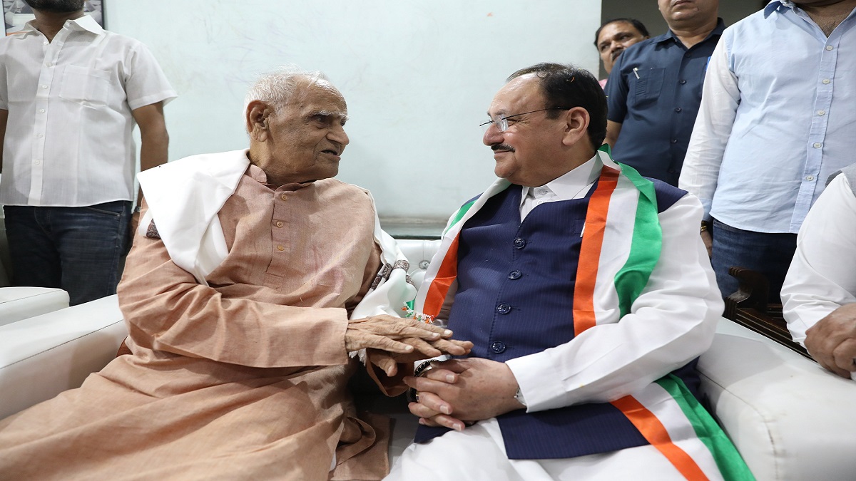 VIP काफिला छोड़ संकरी गली में क्यों पहुंचे जेपी नड्डा? सामने आई वजह, स्वतंत्रता सेनानी से लिया आशीर्वाद