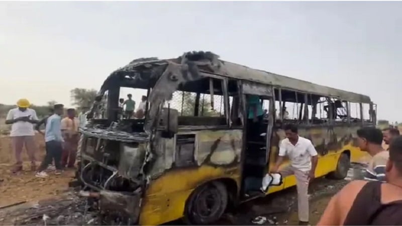 16 बच्चों को लेकर दौड़ रही थी स्कूल बस, अचानक उठा धुआं और फिर धू-धू कर जलने लगी; बाल-बाल बचे छात्र