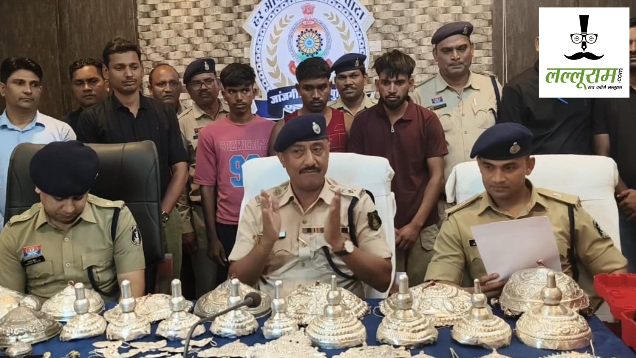 मंदिरों में चोरी का खुलासा : कर्ज उतारने बने चोर, जमीन खोदकर पुलिस ने बरामद किया माल, नाबालिग समेत 4 गिरफ्तार