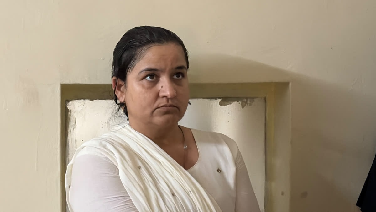 2.45 करोड़ की ठगी, 16 मुकदमे और 5 हजार का इनाम, घर लौटते ही पुलिस ने Lady Don को दबोचा