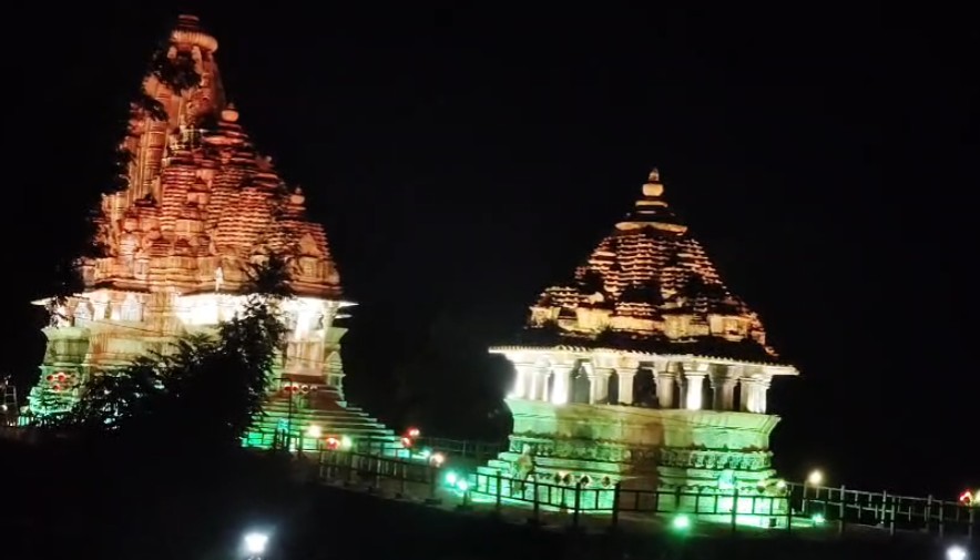 यूनेस्को धरोहर खजुराहो में बिखरी देशभक्ति की छटा! तिरंगे की रोशनी में चमके विश्वनाथ-नंदी मंदिर
