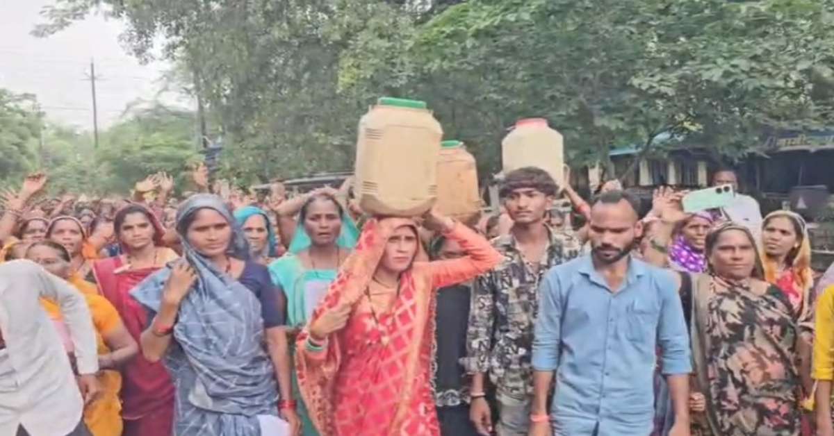 कलेक्टर भइया को रक्षाबंधन का तोहफा! सिर पर कच्ची शराब के डिब्बे रखकर क्यों कलेक्ट्रेट पहुंचीं महिलाएं?