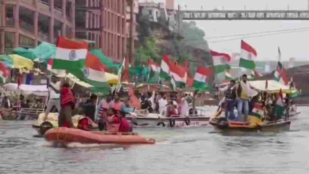 नर्मदा की लहरों पर देशभक्ति का अद्भुत नजारा: ओंकारेश्वर में निकली भव्य तिरंगा यात्रा, 151 नावों पर सवार होकर लहराया झंडा