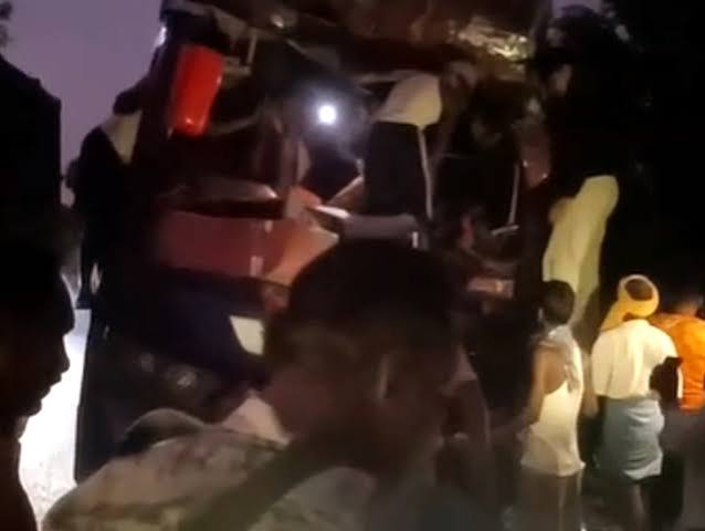 Koderma Road Accident: कांवरियों से भरी बस ट्रक से टकराई, 3 की मौत की खबर, कई घायल
