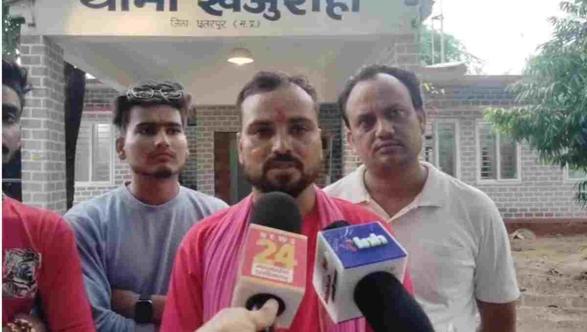 बोरी में संदिग्ध मांस लेकर जा रहा था युवक, कार से टक्कर के बाद सड़क पर बिखरे टुकड़े, बजरंग दल ने दबोचा
