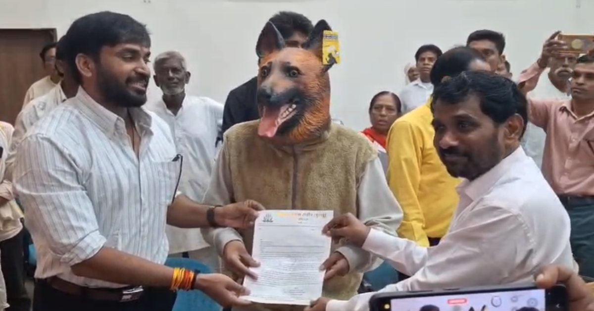 खंडवा में कलेक्टर जनसुनवाई में अनोखा विरोध: युवक को डॉग की वेशभूषा पहनाकर पहुंचे निगम नेता प्रतिपक्ष, कुत्तों की नसबंदी पर उठे सवाल