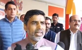 रास्ते में स्कूल दिखा तो अचानक पहुंचे शिक्षा मंत्री महिपाल ढांडा, मिड-डे मील खाकर परखी गुणवत्ता