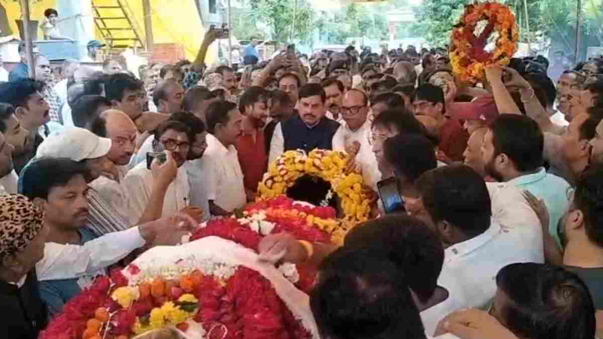 CM डॉ मोहन ने उज्जैन में पूर्व मंत्री पारस जैन को दी श्रद्धांजलि, श्रद्धा सुमन अर्पित कर परिवार को दी सांत्वना