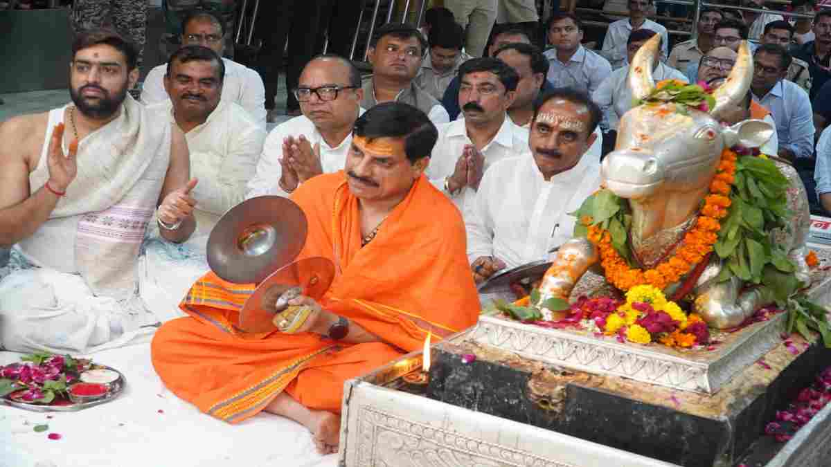 महाकाल के दरबार में CM डॉ. मोहन: शयन आरती में हुए शामिल, गर्भगृह में की पूजा