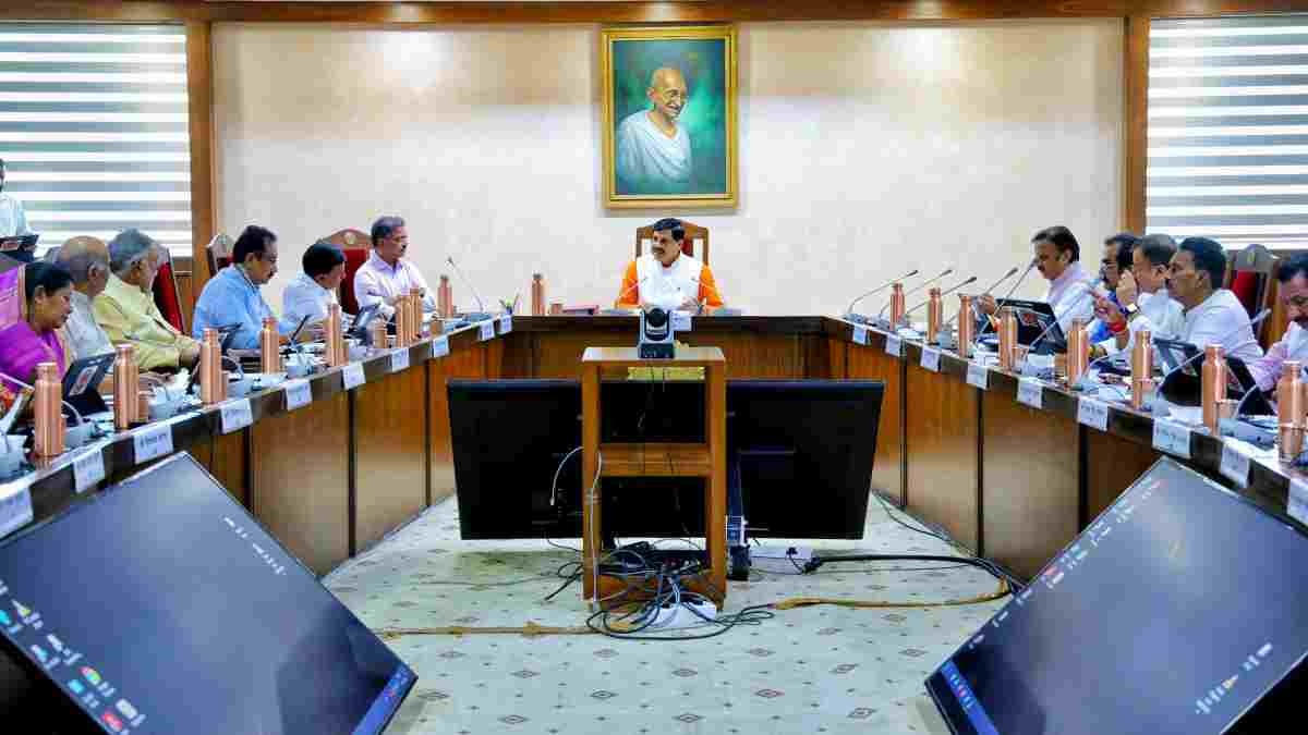 MP Cabinet Meeting: कवच योजना को मंजूरी, 5 हजार किसानों को मिलेगा लाभ, शैक्षणिक कैडर के लिए चौथे वेतनमान को मंजूरी, इन कामों के लिए करोड़ों रुपए स्वीकृत