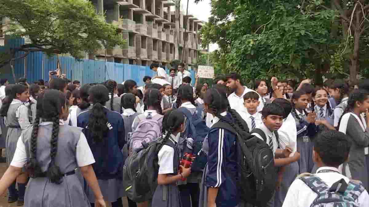हक के लिए सड़कों पर उतरा Gen Alpha: 400 बच्चों ने शैक्षणिक संस्थान के मुद्दे पर किया आंदोलन, उज्जैन में स्कूल शिफ्टिंग के विरोध के दौरान बेहोश हुईं छात्राएं