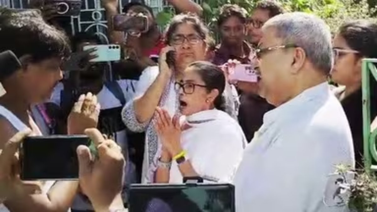 गली गली शोर है, ममता बनर्जी चोर है… कोलकाता में दीदी को देखकर भड़के लोग, ‘चोर-चोर’ के नारों से गूंज उठा इलाका