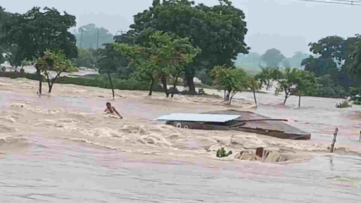मऊगंज में सिस्टम की नाकामी: शीट बचाने के चक्कर में तेज बहाव में बहा मजदूर, 2 घंटे तक जिंदगी की भीख मांगता रहा