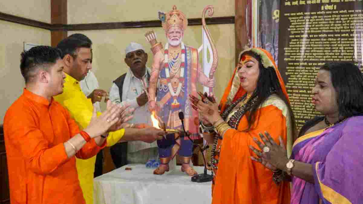 मोदी चालीसा, राम का अवतार… दिल्ली में पीएम को भगवान बताने पर भड़के साधु-संत, कहा- राजनीतिक रोटी सेंकने नहीं सहेंगे भगवान का अपमान नहीं