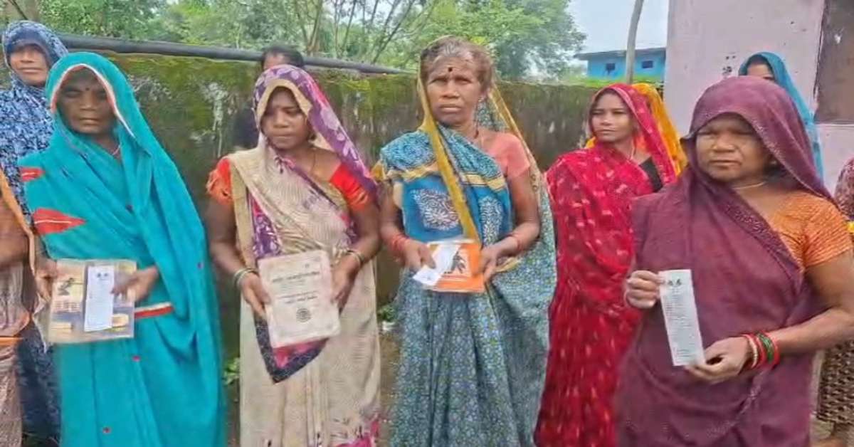कलेक्ट्रेट तक पहुंची गरीबों की पुकार! 6 महीने से राशन नहीं, हाथ में सिर्फ पर्ची; त्यौहार पर बहनों की गुहार