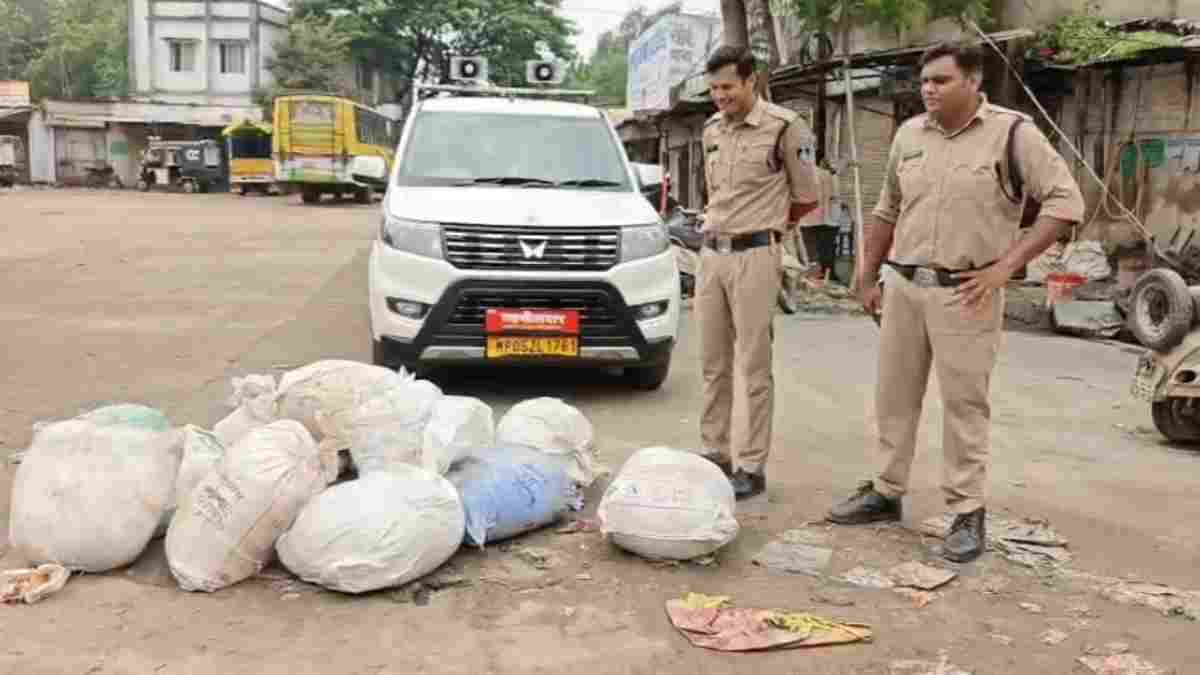 नर्मदापुरम में रक्षाबंधन से पहले खाद्य विभाग का छापा, यात्री बस से 650 किलो संदिग्ध मावा जब्त, 2 लाख आंकी गई कीमत