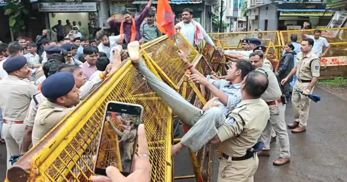 नर्मदापुरम में ABVP का उग्र प्रदर्शन: बारिश में हनुमान चालीसा का किया पाठ, पुलिस बैरिकेड्स पर चढ़कर की जमकर नारेबाजी