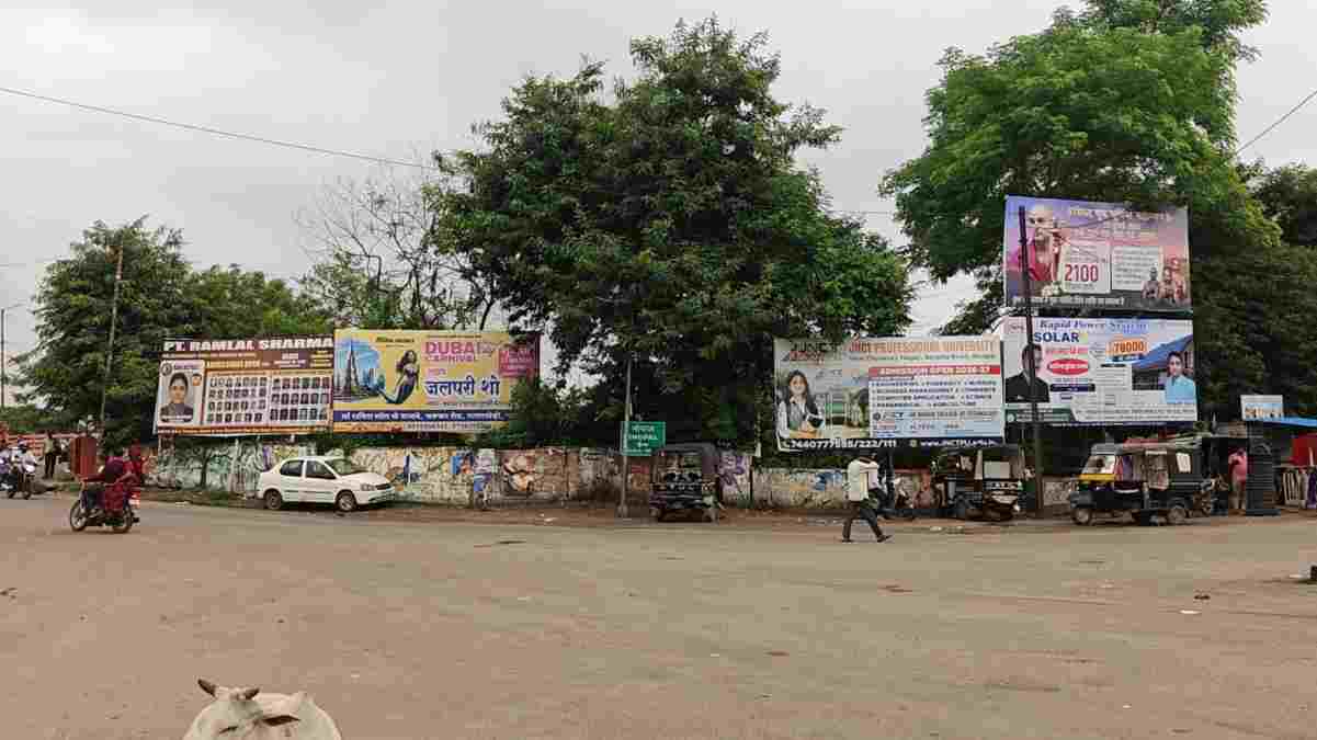 हाईकोर्ट सख्त, नेता मस्त और अफसर सुस्त, नर्मदापुरम में कब चलेगा अवैध होर्डिंग्स पर ‘सिंघम’ का डंडा?