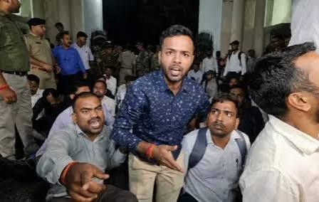 ‘एक फैसले से नौकरी गई, अब कोर्ट का सहारा’: JSSC CGL कर्मचारी बारिश में भी डटे, नियुक्ति रद्द करने के खिलाफ प्रदर्शन तेज