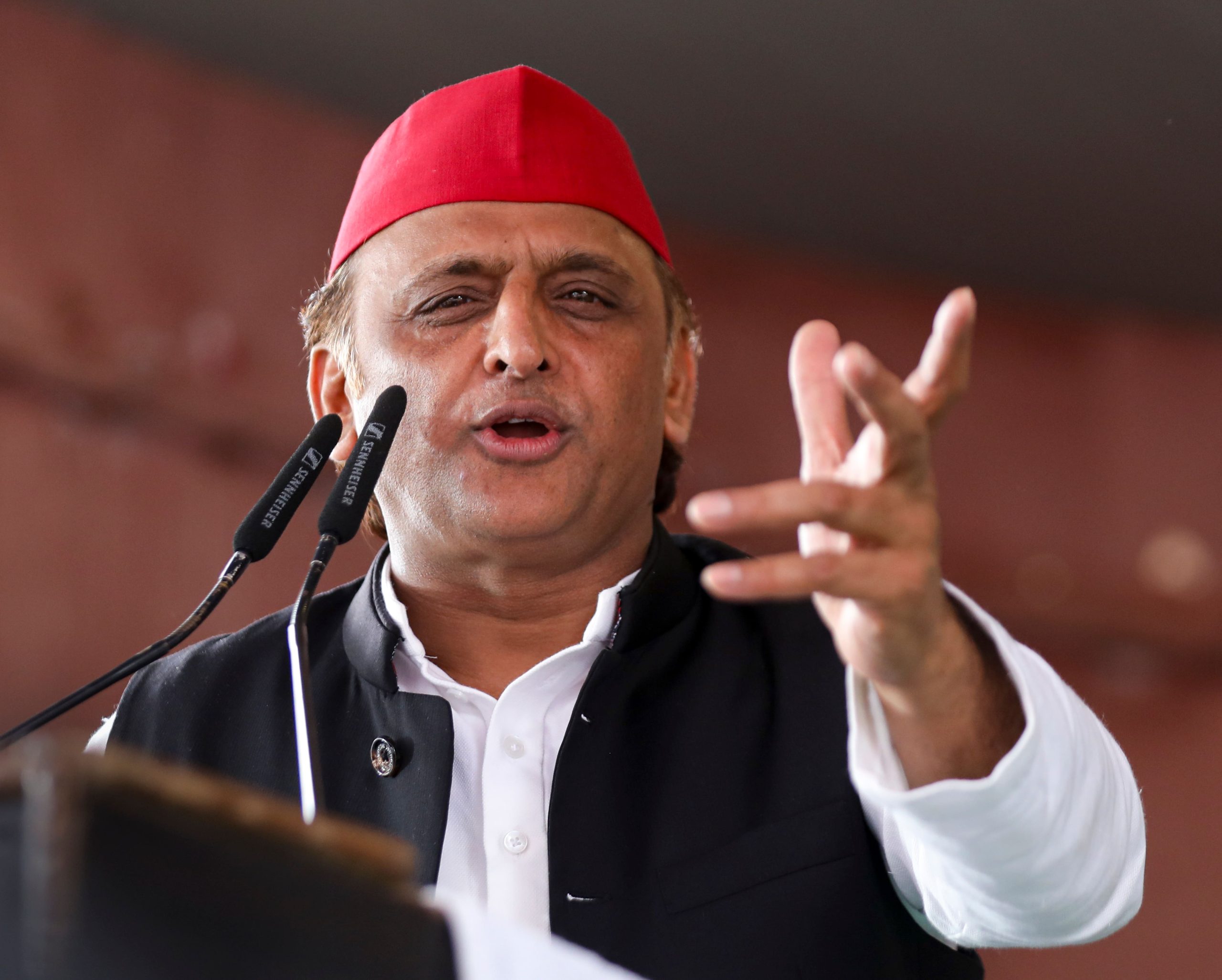 आजम खान पर ED रेड से भड़के अखिलेश, बोले- ‘यूनिवर्सिटी बनाने वालों पर कार्रवाई, भ्रष्टाचारियों पर चुप्पी क्यों?’