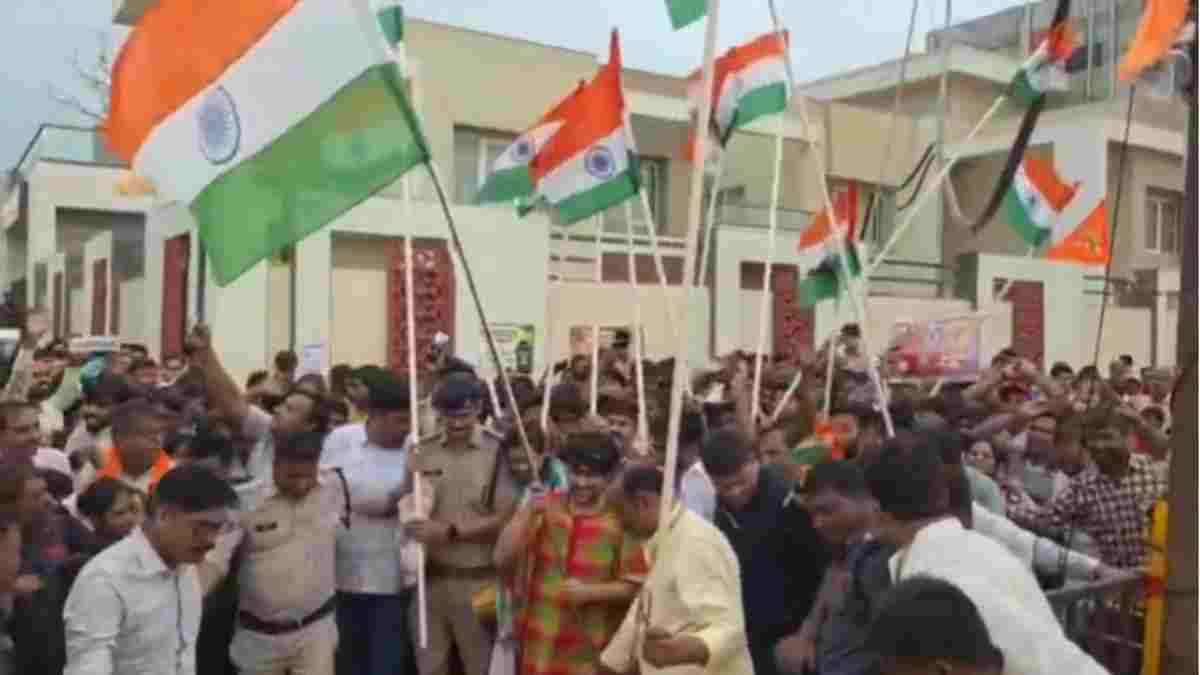 बारिश के बीच बाबा बागेश्वर ने निकाली तिरंगा यात्रा: भीगने पर कहा- ‘मन तो बच्चा है जी’, देशद्रोहियों को पहचान कर देश से दूर करने की दी सलाह