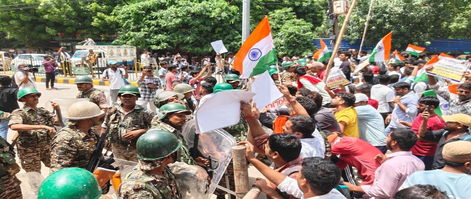 Patna Student Protest: जेपी गोलंबर के पास छात्रों ने तोड़ी बैरिकेडिंग, डाकबंगला की ओर बढ़े छात्र