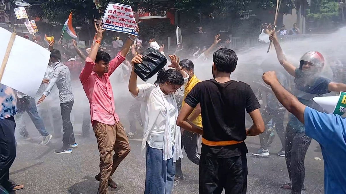 सीएम आवास का घेरवा करने निकले छात्रों पर वाटर कैनन और लाठीचार्ज, बेहोश होकर गिरी छात्रा