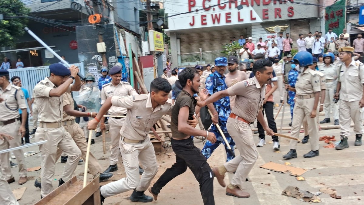 पटना में छात्र प्रदर्शन के दौरान लाठीचार्ज, युवक को घसीटते दिखे पुलिसकर्मी, VIDEO वायरल